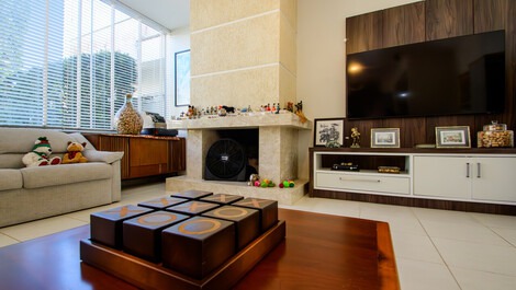 Beautiful house with gourmet area in Jurerê Internacional