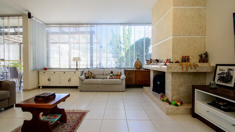 Beautiful house with gourmet area in Jurerê Internacional