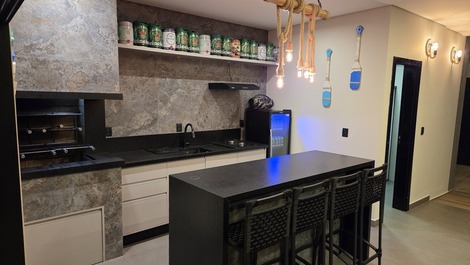 Sobrado Alto padrão com piscina aquecida em Itapoá-SC.