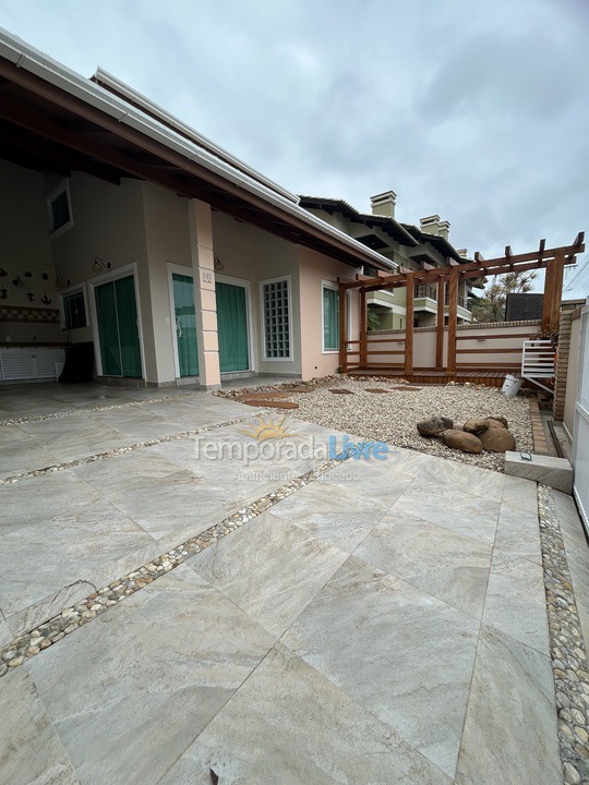 Casa para alquiler de vacaciones em Bombinhas (Praia de Bombas)