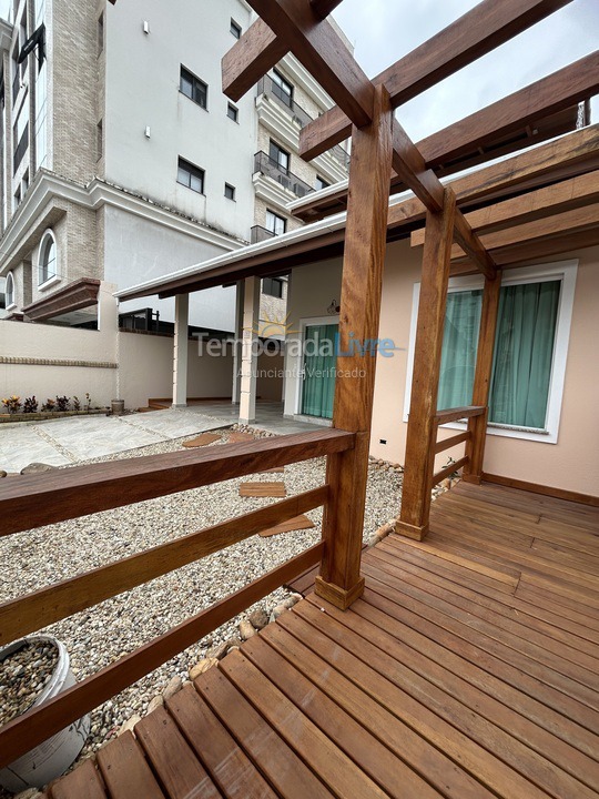 Casa para alquiler de vacaciones em Bombinhas (Praia de Bombas)