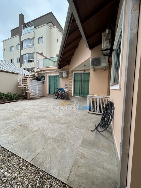 Casa para alquiler de vacaciones em Bombinhas (Praia de Bombas)