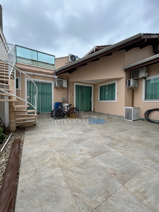 Casa para alquiler de vacaciones em Bombinhas (Praia de Bombas)