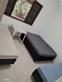 Casa de una sola planta súper aireada y arbolada.