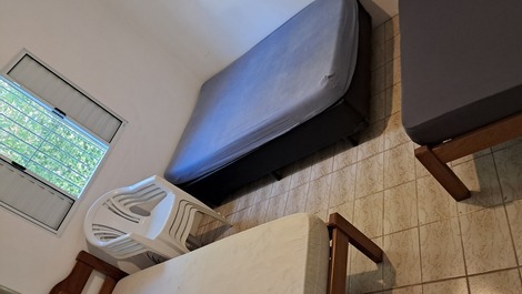 Casa de una sola planta súper aireada y arbolada.