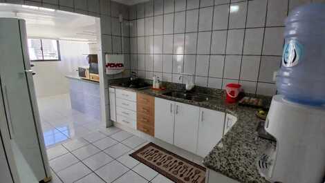 Apartamento com ampla sacada a 120m da praia