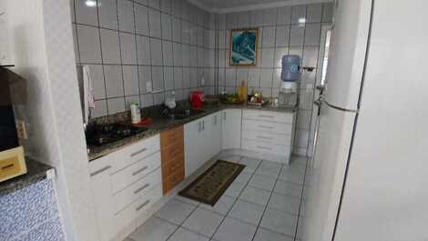 Apartamento com ampla sacada a 120m da praia