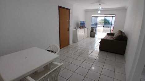 Apartamento com ampla sacada a 120m da praia