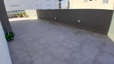 Apartamento com ampla sacada a 120m da praia