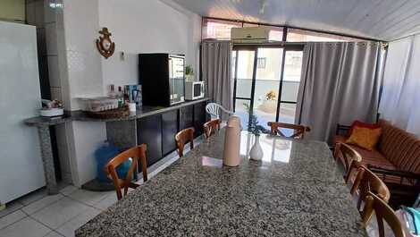 Apartamento com ampla sacada a 120m da praia
