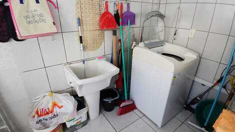 Apartamento com ampla sacada a 120m da praia