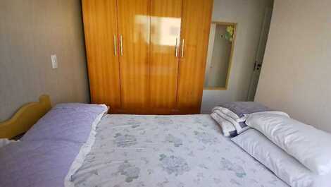 Apartamento com ampla sacada a 120m da praia