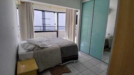 Apartamento com ampla sacada a 120m da praia