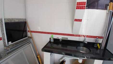 Apartamento com ampla sacada a 120m da praia