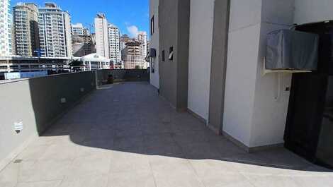 Apartamento com ampla sacada a 120m da praia