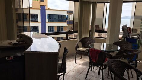 Gran apartamento frente a la avenida con vista al mar.