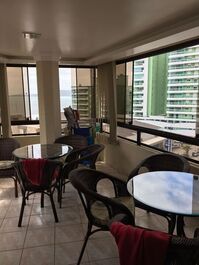 Gran apartamento frente a la avenida con vista al mar.