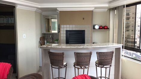 Gran apartamento frente a la avenida con vista al mar.