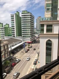 Gran apartamento frente a la avenida con vista al mar.