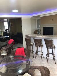 Gran apartamento frente a la avenida con vista al mar.