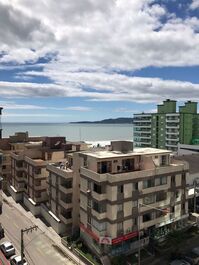 Gran apartamento frente a la avenida con vista al mar.