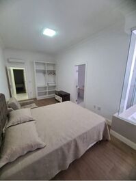 50 meters from the sea with a great location in Meia-Praia / Itapema