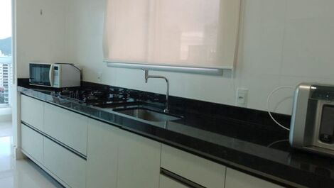 50 meters from the sea with a great location in Meia-Praia / Itapema