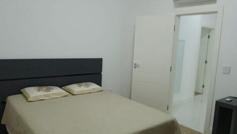 50 meters from the sea with a great location in Meia-Praia / Itapema