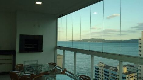 50 meters from the sea with a great location in Meia-Praia / Itapema