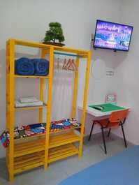 • tv e mesinha de trabalho 