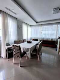 Apartment with 1 suite and 2 bedrooms on the second block.