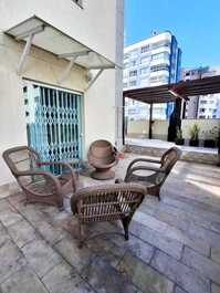 Apartment with 1 suite and 2 bedrooms on the second block.