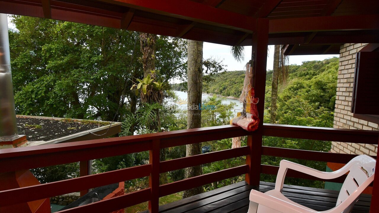 Casa para aluguel de temporada em Porto Belo (Araca)