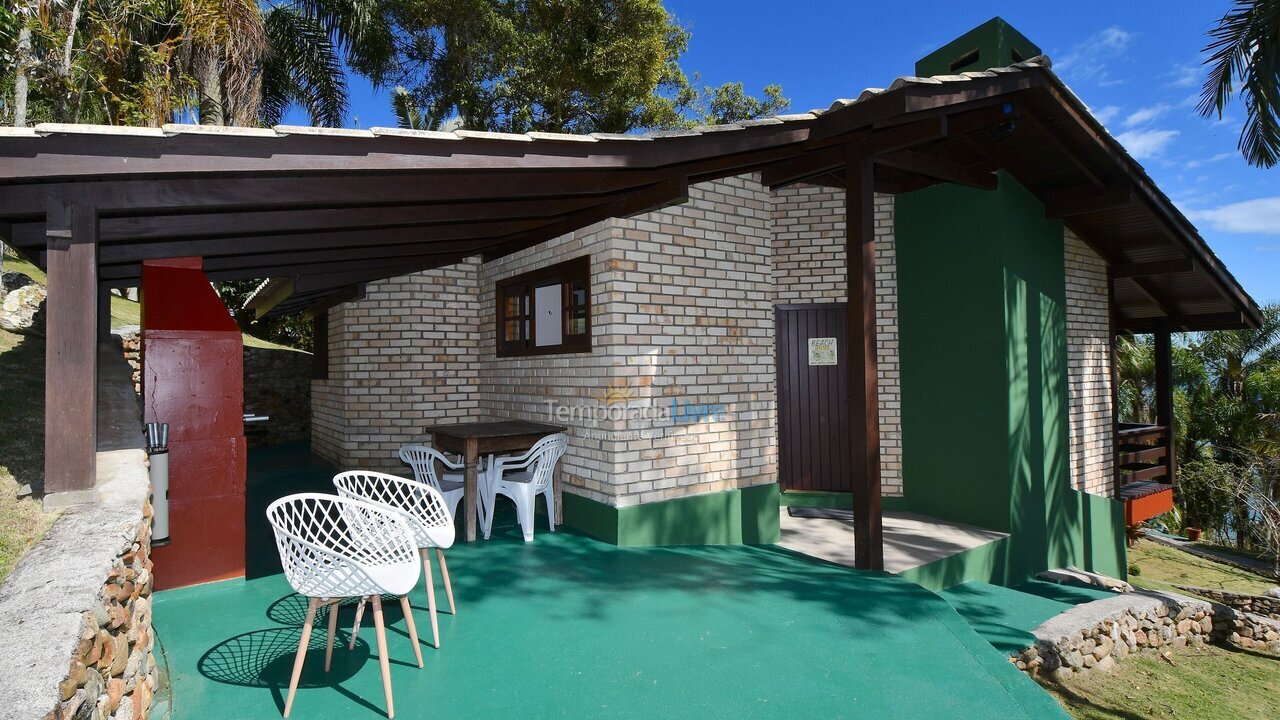 Casa para aluguel de temporada em Porto Belo (Araca)