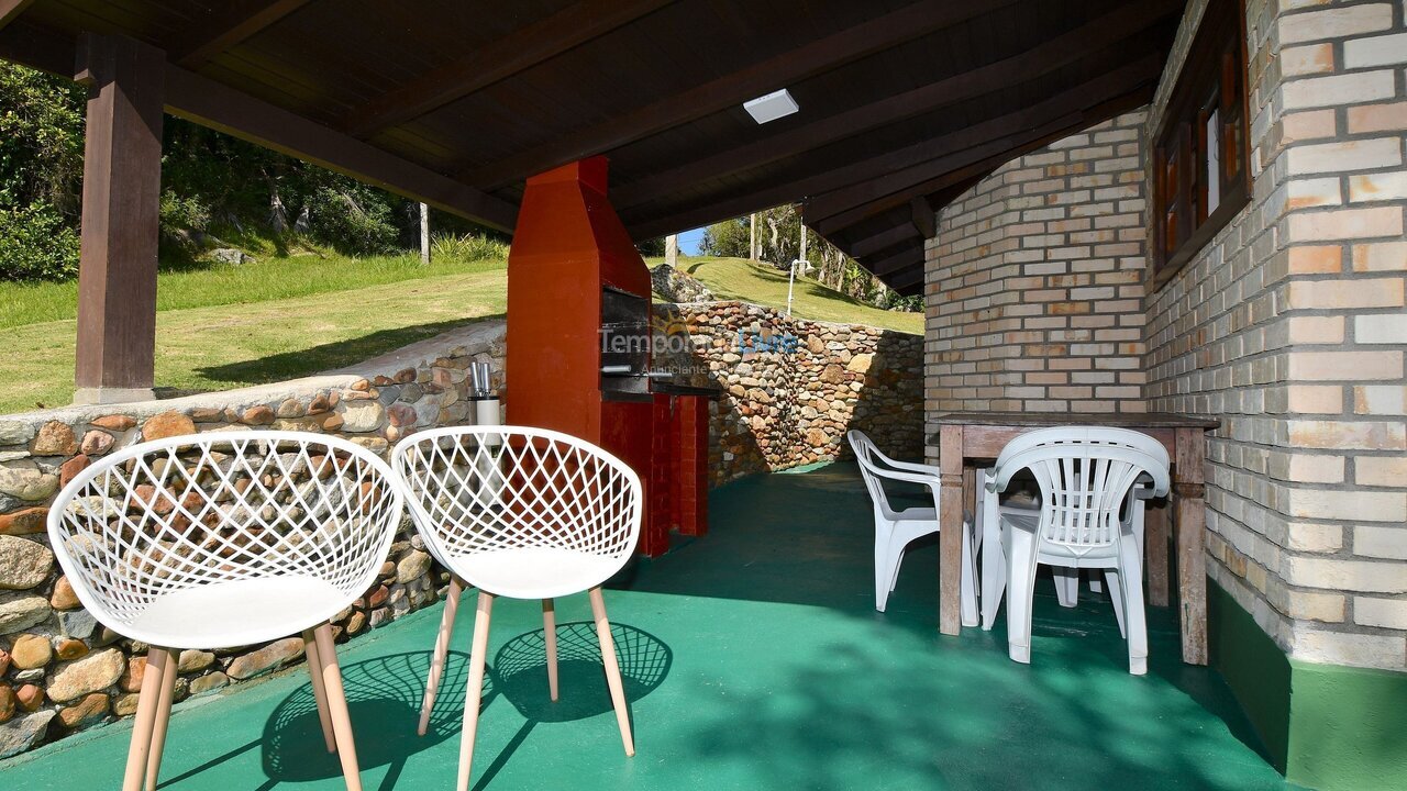 Casa para aluguel de temporada em Porto Belo (Araca)