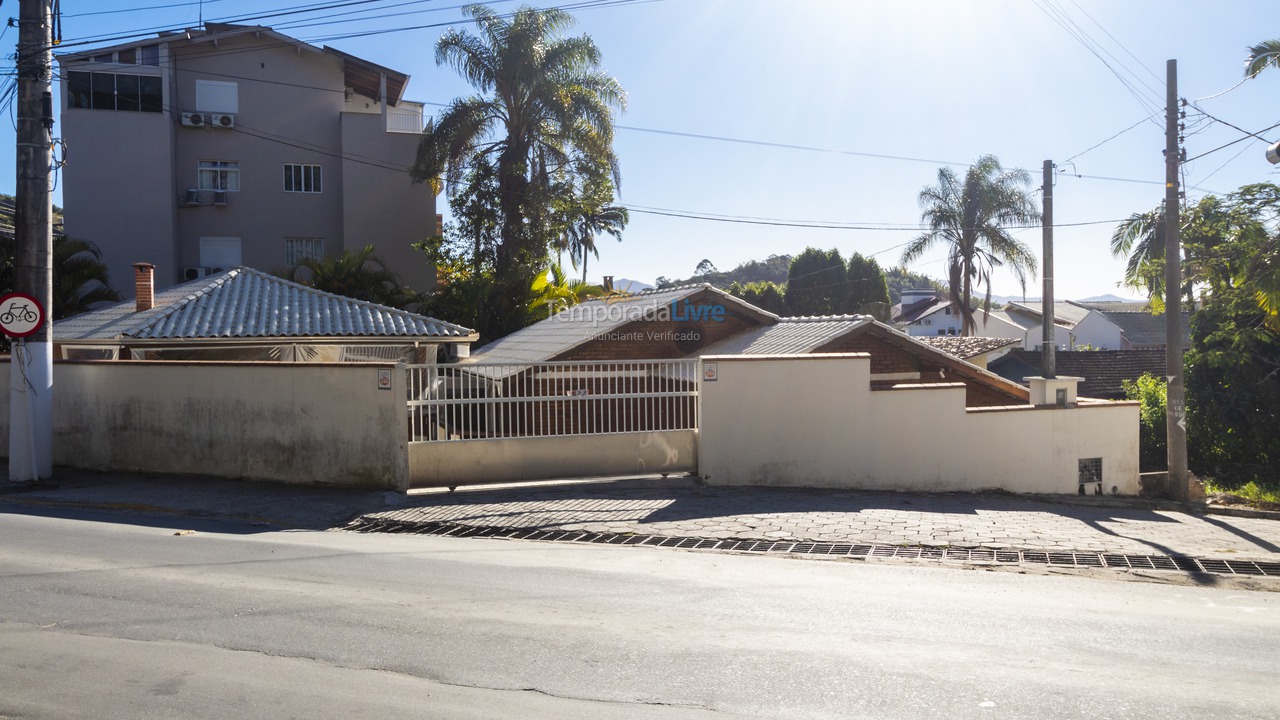 Casa para aluguel de temporada em Porto Belo (Centro)