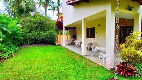 Great residence with pool and air conditioning. Sleeps up to 14 people. Condominium a few meters from the beach.