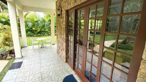 Great residence with pool and air conditioning. Sleeps up to 14 people. Condominium a few meters from the beach.