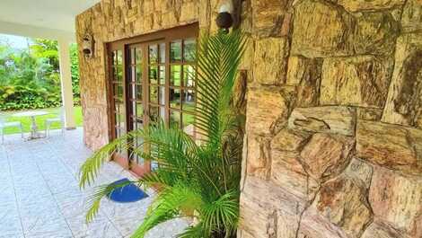 Great residence with pool and air conditioning. Sleeps up to 14 people. Condominium a few meters from the beach.