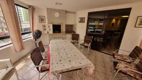 Great 2-bedroom apartment facing the avenue.