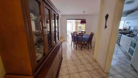 Great 2-bedroom apartment facing the avenue.