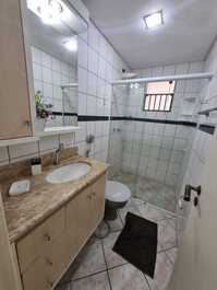 Great 2-bedroom apartment facing the avenue.