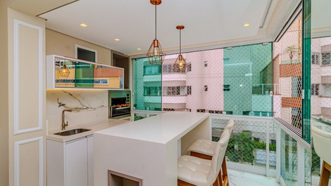 Apartamento alto padrão a 250 metros do mar!