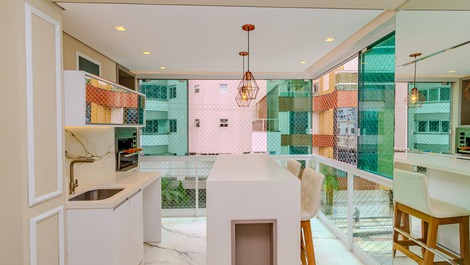 Apartamento alto padrão a 250 metros do mar!