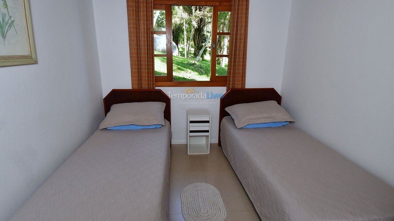 Casa para aluguel de temporada em Porto Belo (Araca)