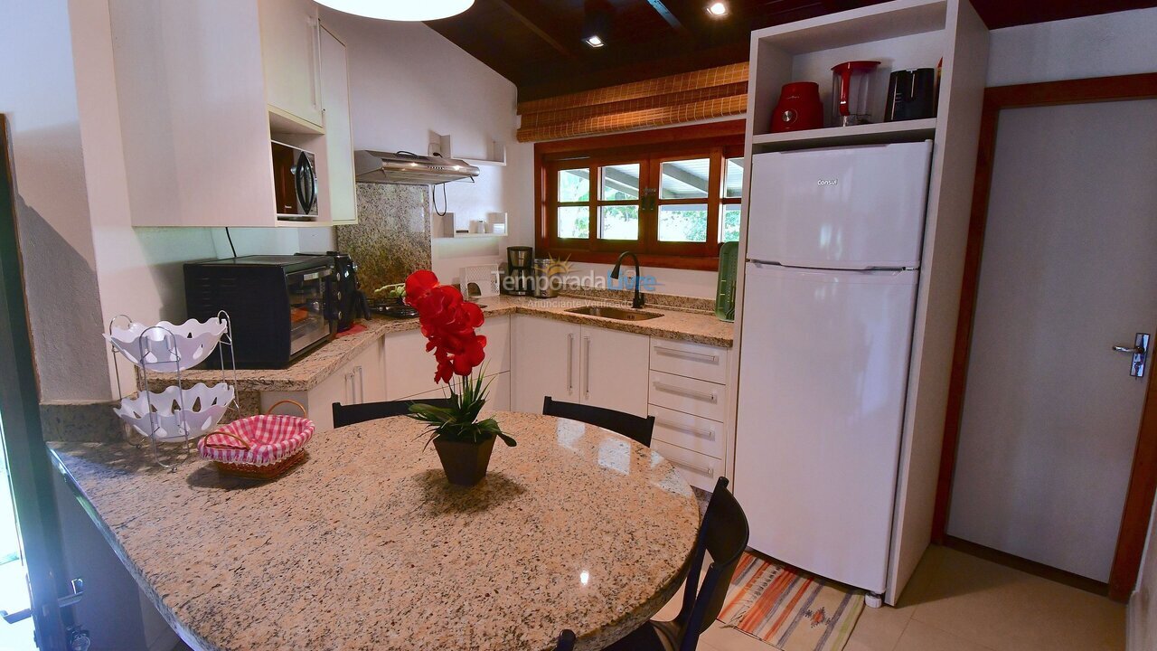 Casa para aluguel de temporada em Porto Belo (Araca)