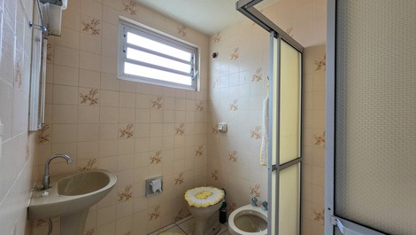 Apto Enseada e Prainha - 9 pessoas - 1 suíte + 2 dorm.