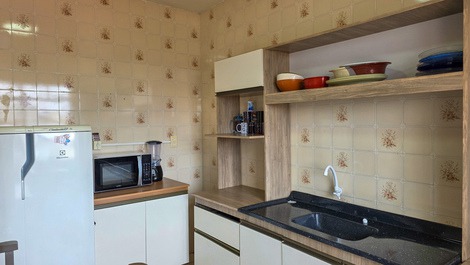 Apto Enseada e Prainha - 9 pessoas - 1 suíte + 2 dorm.