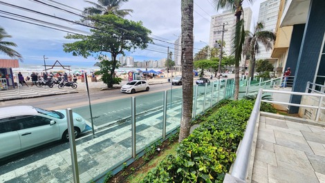 Apartamento frente a la playa con 3 dormitorios (1 suite), 1 plaza de aparcamiento, frente al restaurante.