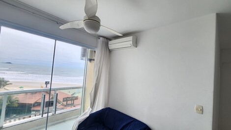 Apartamento frente a la playa con 3 dormitorios (1 suite), 1 plaza de aparcamiento, frente al restaurante.